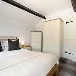 펜션 Charming 3-bedroom Barn In By Letmestay