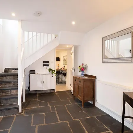 Charming 3-bedroom Barn In By Letmestay