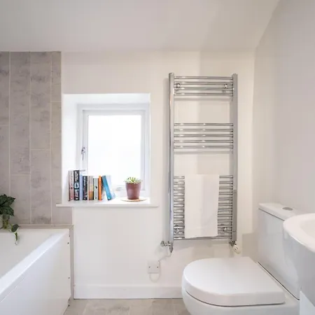 Charming 3-bedroom Barn In By Letmestay Holiday home