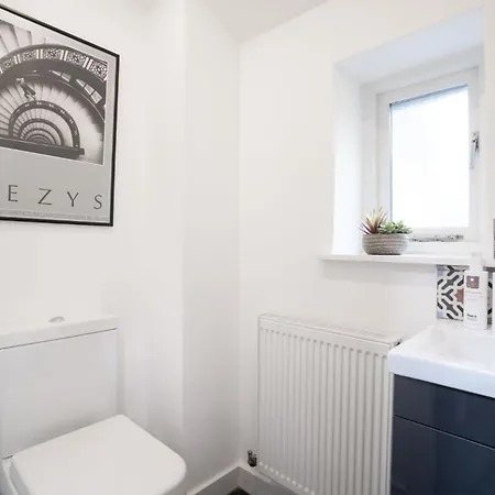 Charming 3-bedroom Barn In By Letmestay